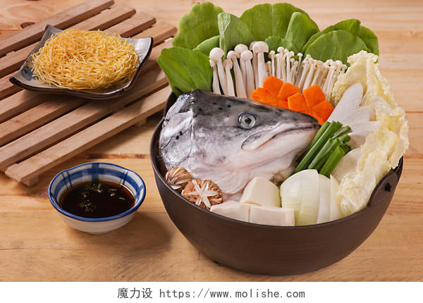 食物新鲜火锅鱼头蘑菇胡萝卜豆腐卷心菜挂面
